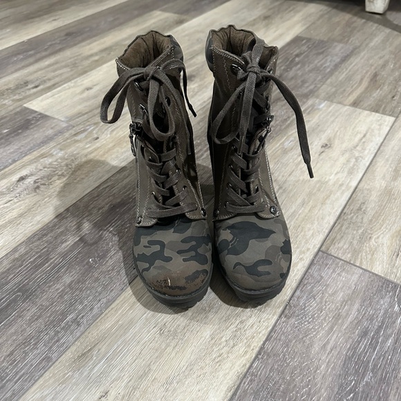 Guess Boots - Picture 2 of 12